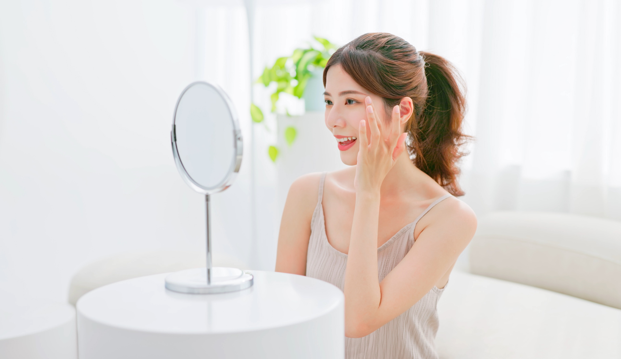 Với tính chất kháng viêm, kem nghệ không màu có khả năng làm giảm sưng viêm và ngăn ngừa sự hình thành mụn
